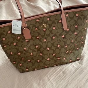 Signature heart city tote